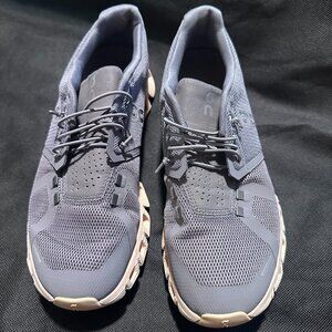 Women’s On Cloud running shoes in US size 8 (EU 39).